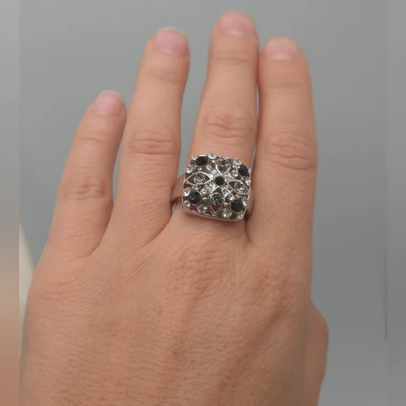 ✨2/$10✨ Silver and Black Gemstone Ring Size 8 - Picture 5 of 9